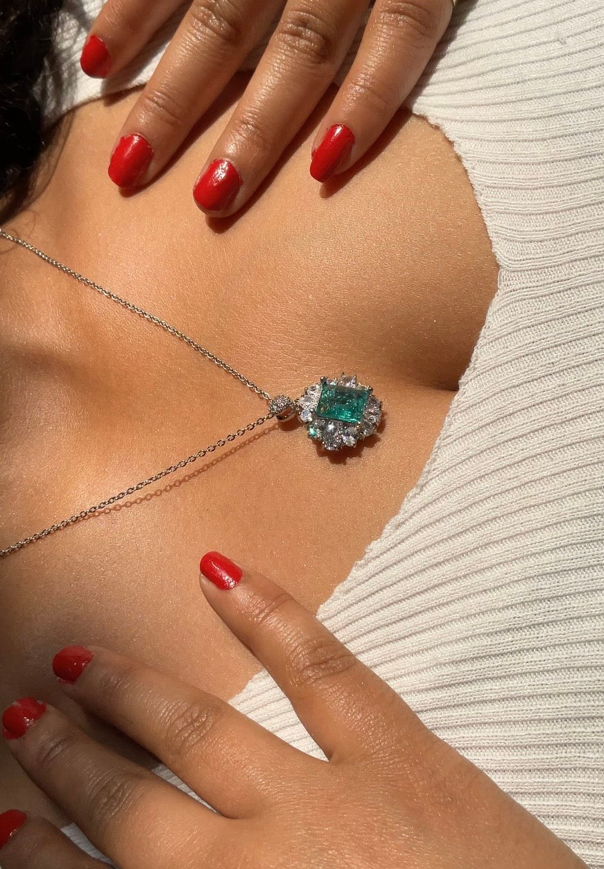 Vintage Emerald Green Radiant Halo Necklace – Art Deco Inspired